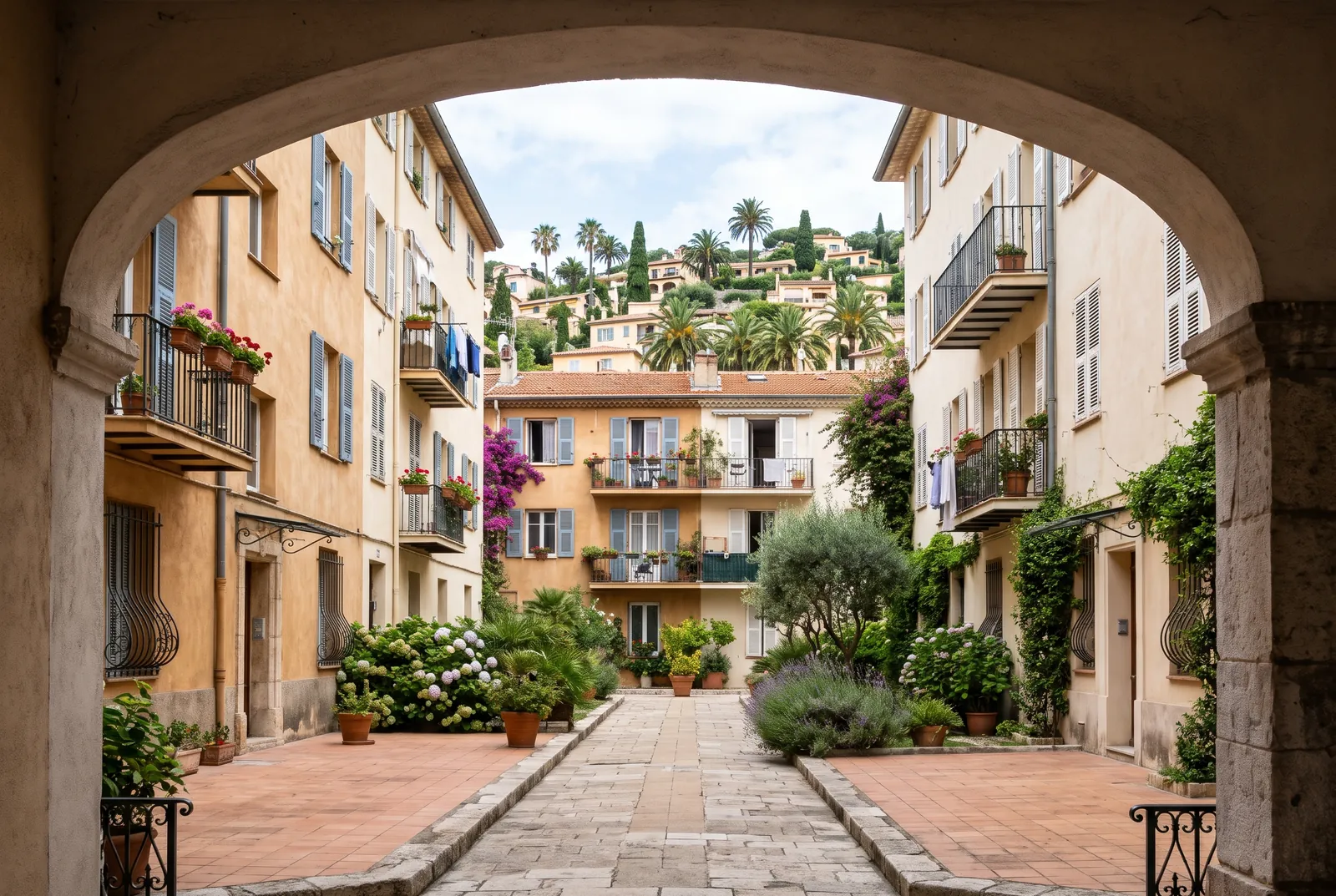 Cour intérieure d'un immeuble au Cannet